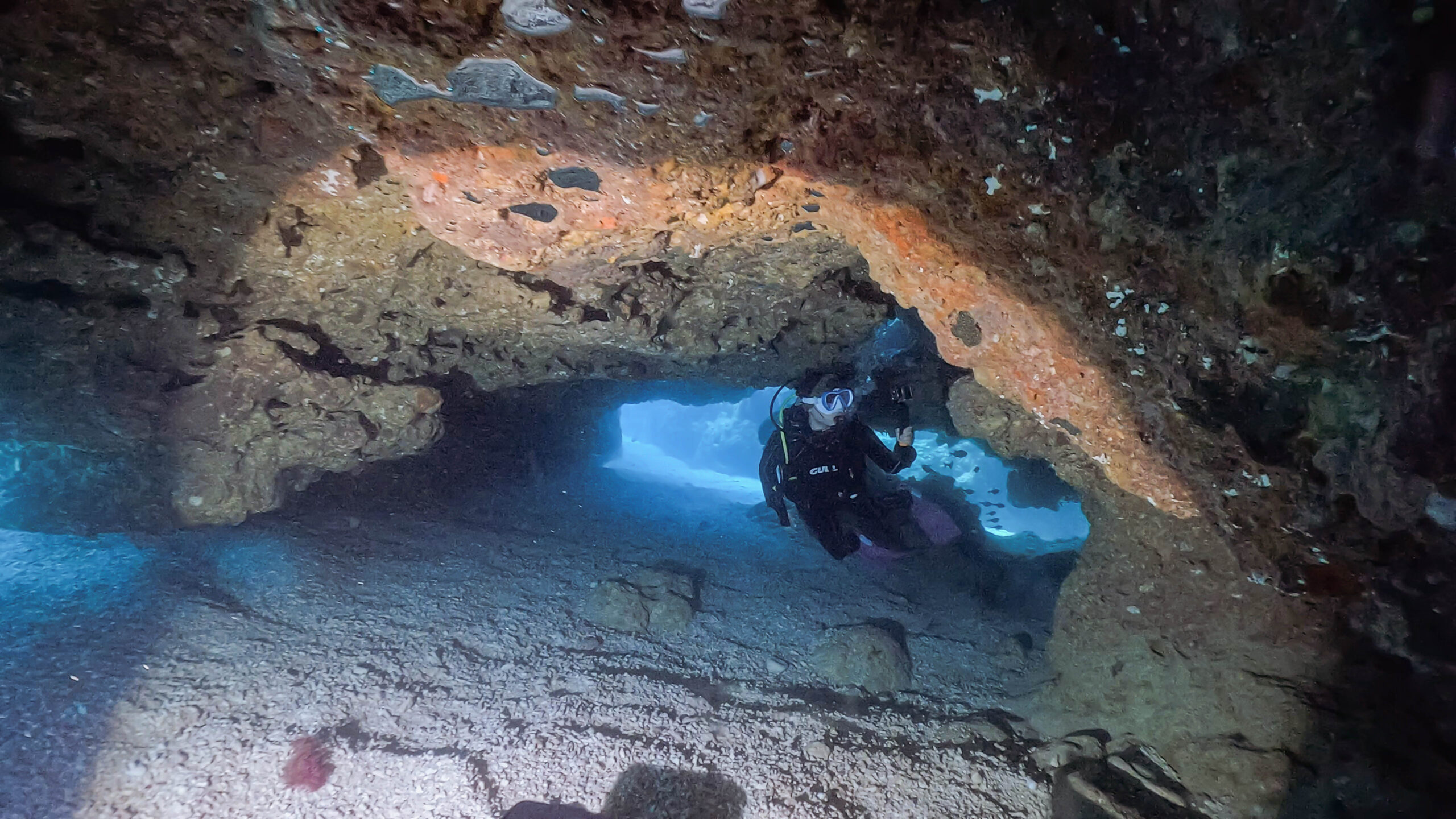 恩納村万座の恩納ポイントのサメのいるトンネル