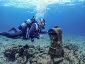 沖縄砂辺で水中ポストダイビング。