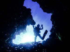 沖縄 晴天の万座ドリームホールでファンダイビング