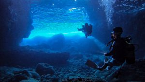 晴天の恩納村　万座ホーシューでダイビング