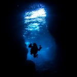 沖縄 真栄田岬でファンダイビング!カメと青の洞窟